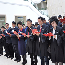 王俊律师和其他律师共读宪法